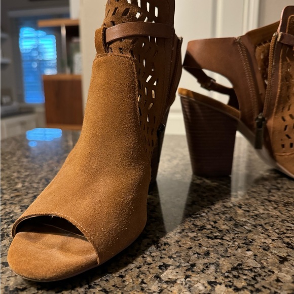 Cute!! BCBG Slightly used Suede Booties Camel color Size 9 1/2 4” heel Zip sides - Picture 10 of 15